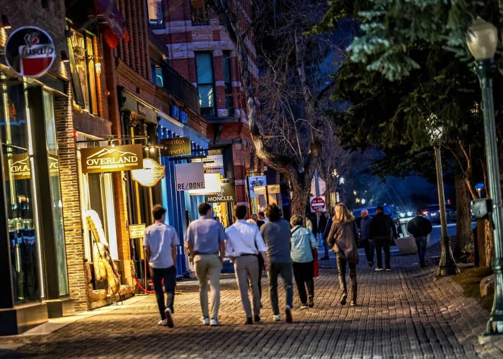 Aspen Council Reviews Sandwich Board Sign Chaos on Main Street