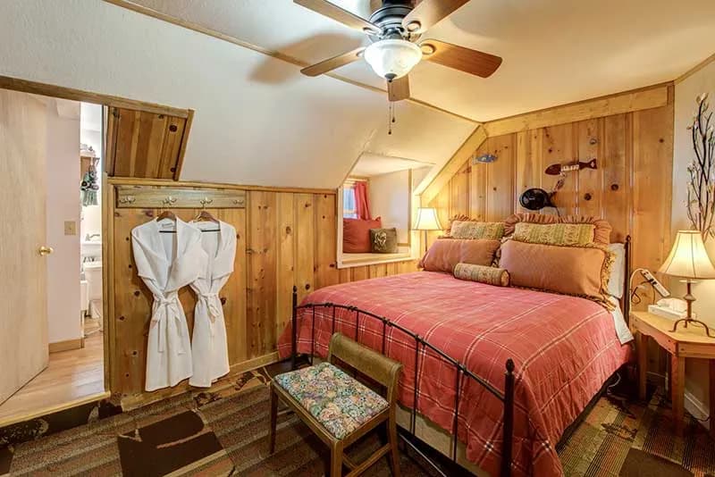 The Twin Lakes Inn & Saloon photo 2