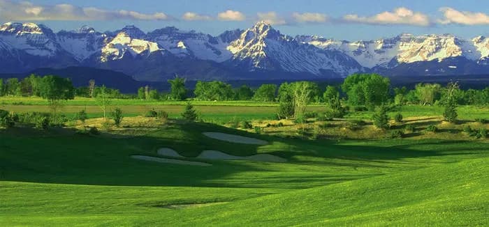 Charming 2-bedroom house with AC, fitness room, WiFi, downtown Montrose, CO.