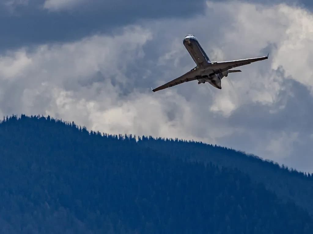 Snowmass Advances $10 Million Sky Cab Replacement While Airport Flights Surge