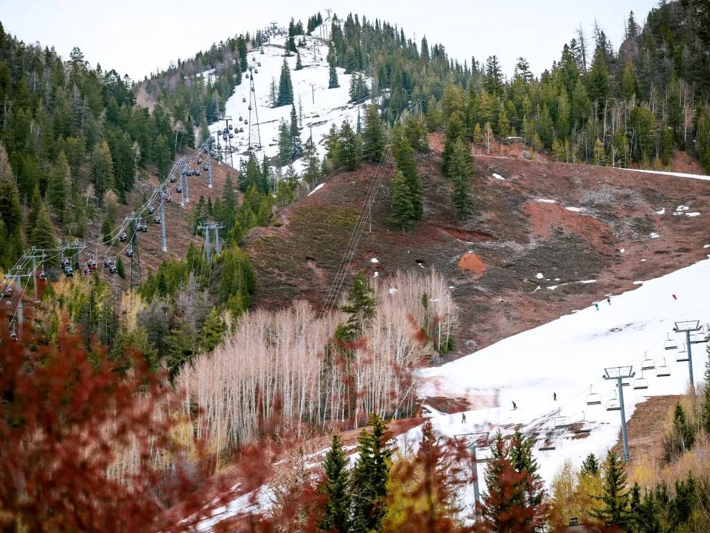 Aspen Hotel Bookings Drop 15% in March Amid Weak Snowpack