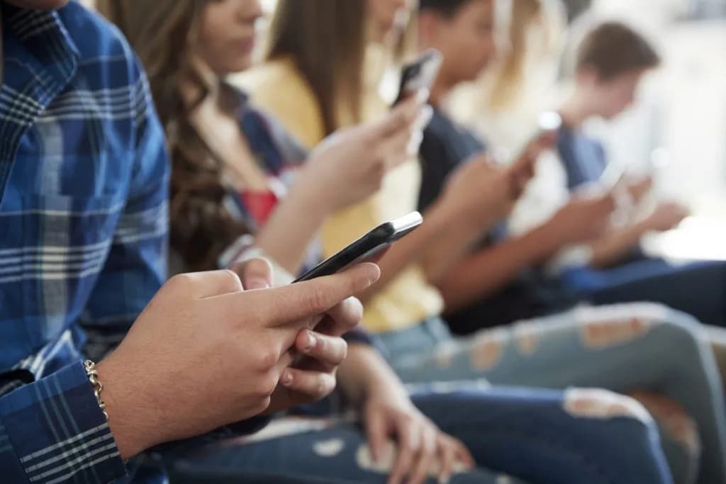 Glenwood Springs School District Prohibits Personal Devices