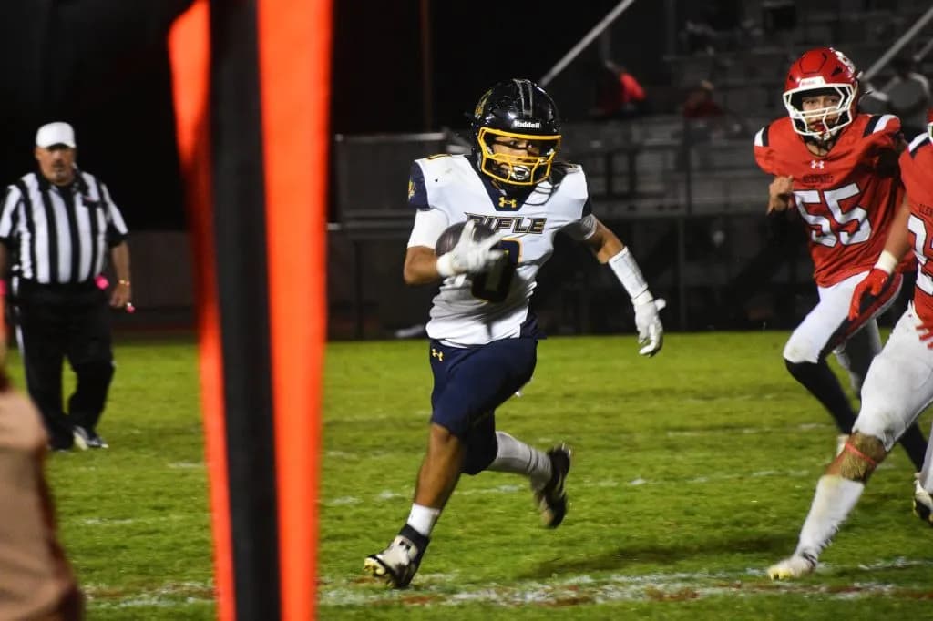 Rifle Bears Dismantle Glenwood Springs Demons 28-0 in Shutout Victory