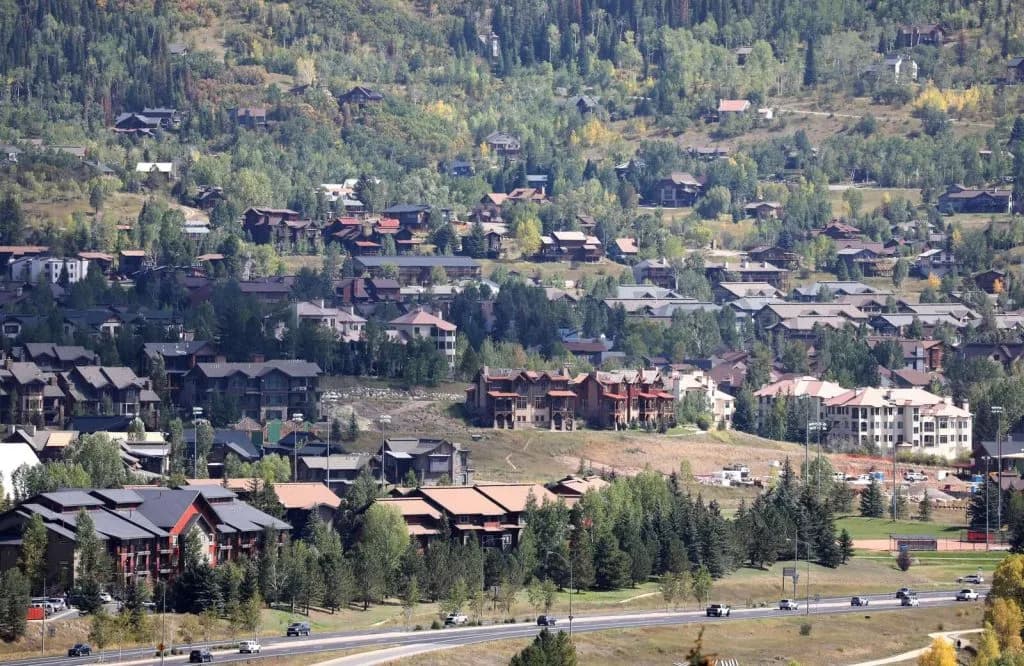 Colorado Ski Towns Face Revenue Squeeze as Short-Term Rental Rates Climb and Occupancy Falls