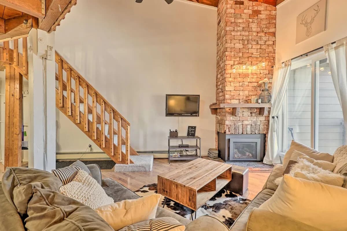 Mountain getaway condo with view of the mountains , sleeps 4 to 5