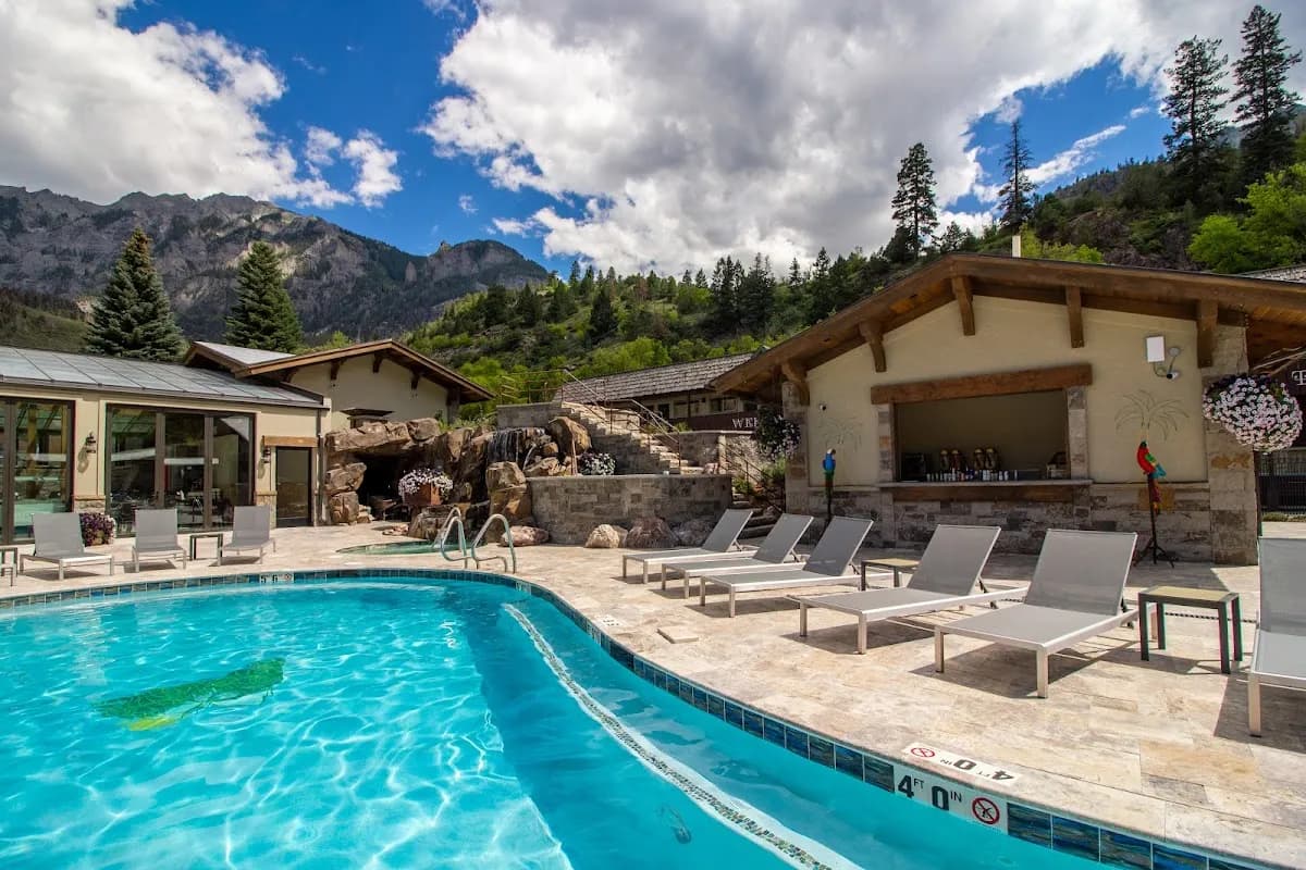 Twin Peaks Lodge & Hot Springs