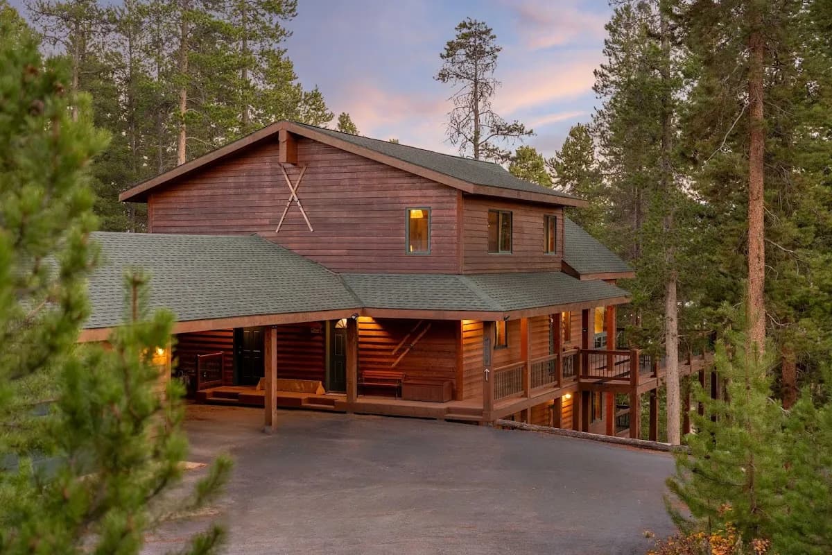 Luxury Meets Tranquil Mountain Retreat-Private Courtyard-Pet-Friendly