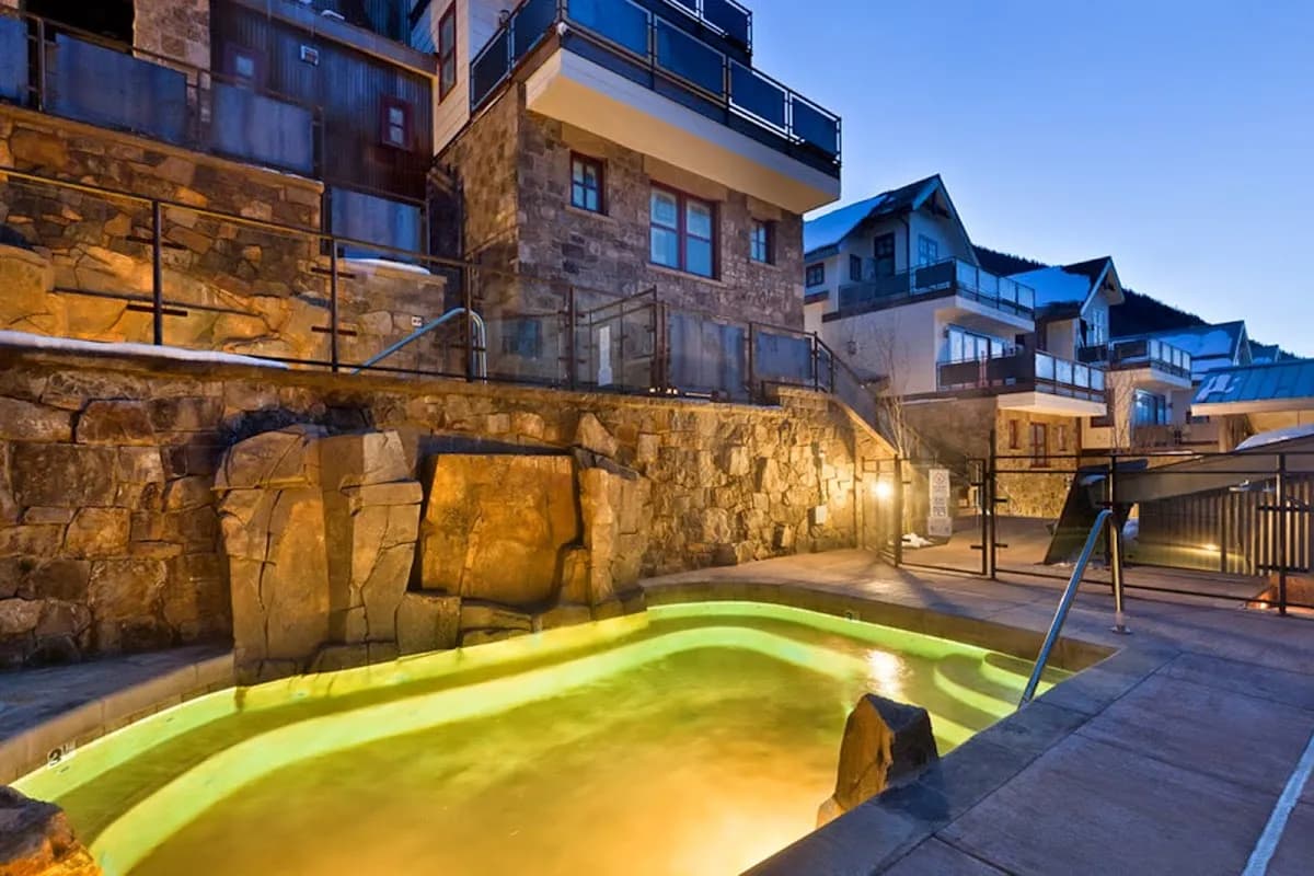 Beautiful private Telluride retreat with amazing views, new hot tub, free WIFI.
