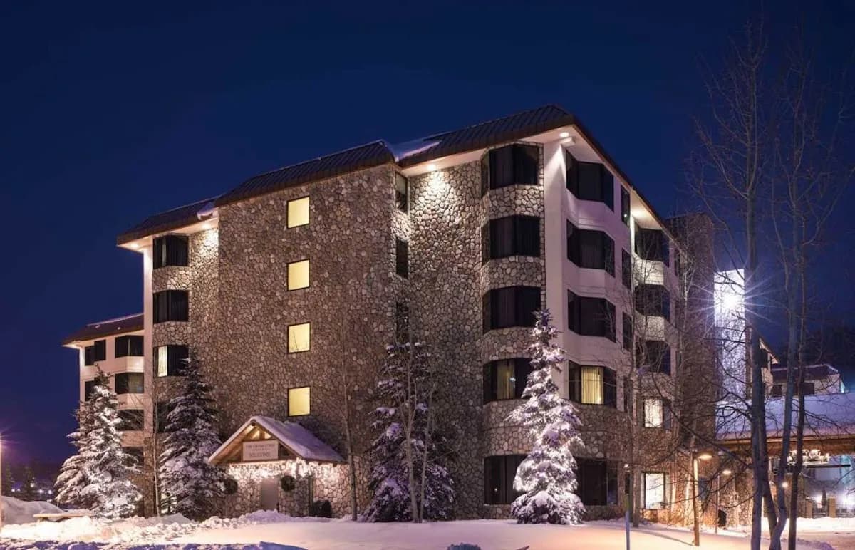 Grand Lodge Superhost + hot tub- corner unit mtn. views!